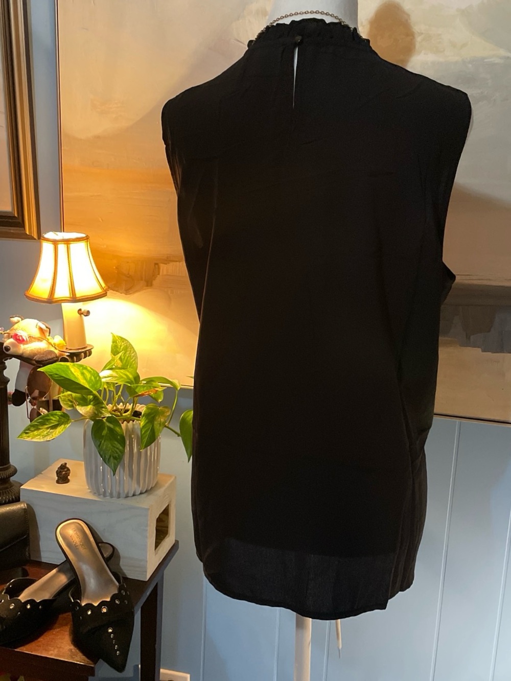 Simple Black Sleeveless Ruffle-Neck Shell - Picture 2 of 8